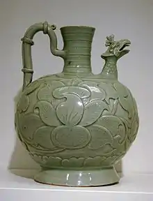 Verseuse à double bec. Grès gris de Yaozhou&nbsp;(en) à couverte céladon, décor modelé et gravé. Fin Cinq Dynasties (907-979) / début Song du Nord (960–1127).Musée Guimet