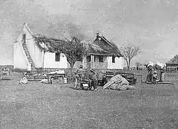 Phographie d'une maison blanche en feu