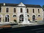 Salle communale et monument aux morts.