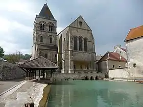 Vue d'ensemble de l'église et du puits Saint-Martin.
