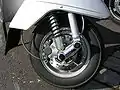 Bras oscillant, roue tirée et frein à disque sur Vespa PX (2004).