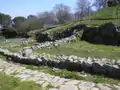 Vestiges de la rue principale et des boutiques étrusques sous le village actuel de Vetulonia.