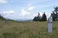 Borne kilométrique d'andésite, balisage du sentier de la randonnée de longue distance Via Transilvanica