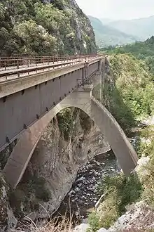 Le viaduc de Bévéra (pont de Caï) avec son arche centrale perpendiculaire à l'axe du tablier (43°&nbsp;53′&nbsp;13″&nbsp;N, 7°&nbsp;29′&nbsp;13″&nbsp;E).
