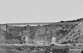Image du viaduc d'origine, photographie de J. Laurent, pendant la seconde moitié du XIXe&nbsp;siècle.
