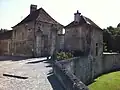 Portail, pavillon et régisserie.