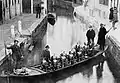 Transport et livraison des machines au début du XXe siècle à Venise.