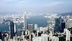 En 2004, le « 2IFC », vu de « The Peak », dépasse tous les autres gratte-ciel.