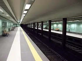 Les quais de la station