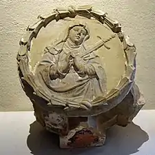 Photographie d'une clef de voûte montrant une Vierge au cœur transpercé d'une épée.