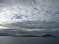 Vue de Karitane harbour et bord de mer un jour sombre et nuageux.