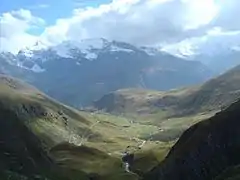 Vue à  3,5&nbsp;km du sommet sur le torrent de la Lenta plus bas, une portion à 9 % plus bas à gauche, et l’Albaron (3&nbsp;638&nbsp;m) au fond.