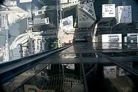 À l'intérieur du caisson les visiteurs ont l'impression de marcher dans le vide.