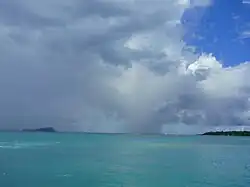 Vue de l'île d'Apolima (à gauche) et de l'extrémité de Savai'i (à droite) depuis le ferry franchissant le détroit.