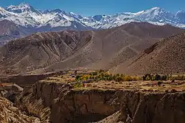 Le village de Ghyakar devant la chaîne des Annapurnas.