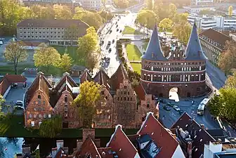 Le Holstentor et des rangs de demeures anciennes.