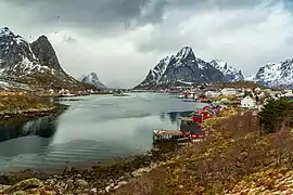 Le Reinefjorden (no) vers le nord à Moskenes. Avril 2017.