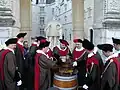 Premiers travaux après la vendange devant la statue d'Henri IV.