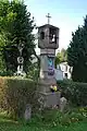 Le clocher et la croix dans le village