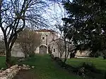 L'ancienne entrée du château, par l'ouest.