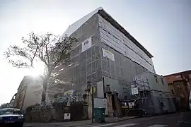 Échafaudage protégeant la villa pendant les travaux de rénovation, décembre 2016.