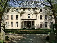 Photographie en couleurs de la façade de villa Marlier