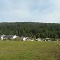 Vue du village de Bellelay avec l'école secondaire au premier plan.