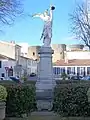 Le monument aux morts sur la place devant la mairie (fév.&nbsp;2010) Aujourd'hui déplacé, en face de l'église