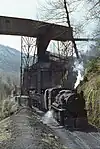 La 132 T Engerth no&nbsp;16 manœuvre des wagons à la zone de chargement de Villaseca, au mois d'avril 1983.