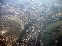 La bifurcation de Villeneuve-Saint-Georges. Les voies de gauche se dirigent vers Melun via Combs-la-Ville, celles de droite vers Corbeil-Essonnes.