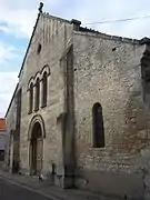 La façade sud de l'église Saint-Germain et le porche d'entrée.