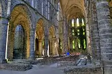 L'abbatial de Villers-la-Ville, précoce (XIIIe&nbsp;siècle), présente déjà beaucoup de caractéristiques du gothique mosan.
