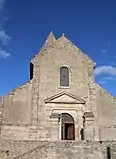 La façade de l'église.