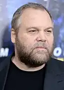 Photo en buste d'un homme barbu avec des cheveux courts gris.
