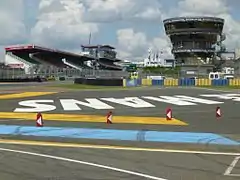 L'entrée de la ligne droite des stands depuis le virage du raccordement.