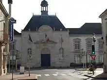 Photographie de la façade de l'hôtel de ville, aménagé dans l'ancien couvent des récollets de style classique datant du XVIIe siècle« Couvent des Récollets (ancien) », notice no PA00078910, sur la plateforme ouverte du patrimoine, base Mérimée, ministère français de la Culture.