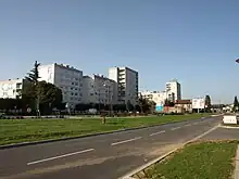 Photographie des immeubles HLM du quartier du Hamois avec en premier plan, la RN 44.