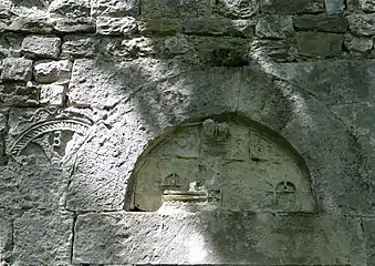 Tympan du XIe siècle de la porte latérale et morceau de chancel du IXe siècle en remploi.