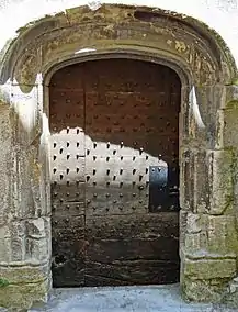 Porte cloutée de l'ancien escalier à vis.