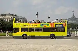 Un East Lancs Vyking&nbsp;(en) sur châssis  Volvo B10M sur l'esplanade des Invalides (7e arrondt). Ce modèle a été réformé en 2019.