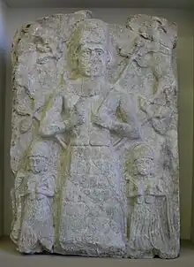 Bas-relief représentant un dieu, souvent identifié comme Assur, nourrissant deux caprins, avec deux déesses aux vases jaillissant à ses pieds. Assur, début du IIe millénaire av. J.-C.