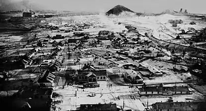 Le complexe industriel du camp de concentration de Vorkoutlag. Situé à 160 km au-dessus du cercle polaire arctique, Vorkouta comptait une population d’environ 15 000 habitants et environ 50 camps avec plus de 50 000 détenus.