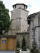 Clocher et porte.