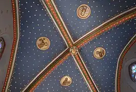 Décor naïf de la voute du chœur.