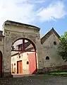 Portail d'entrée de ferme daté de 1838.