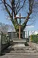 Croix de mission (XIXe&nbsp;siècle), au nord de la chapelle.