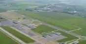 Les parkings, les taxiways et la piste 22/04 de 1 700 m