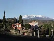 Vue Est du site des Capucins en hiver.