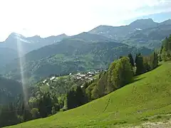 Plus bas Notre-Dame-de-Bellecombe. Vue à gauche sur le mont Charvin (2&nbsp;409&nbsp;m) dans le massif des Aravis.