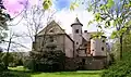 Tourelle et donjon, tour en poivrière, encorbellement, chemin de ronde sont mis en valeur.